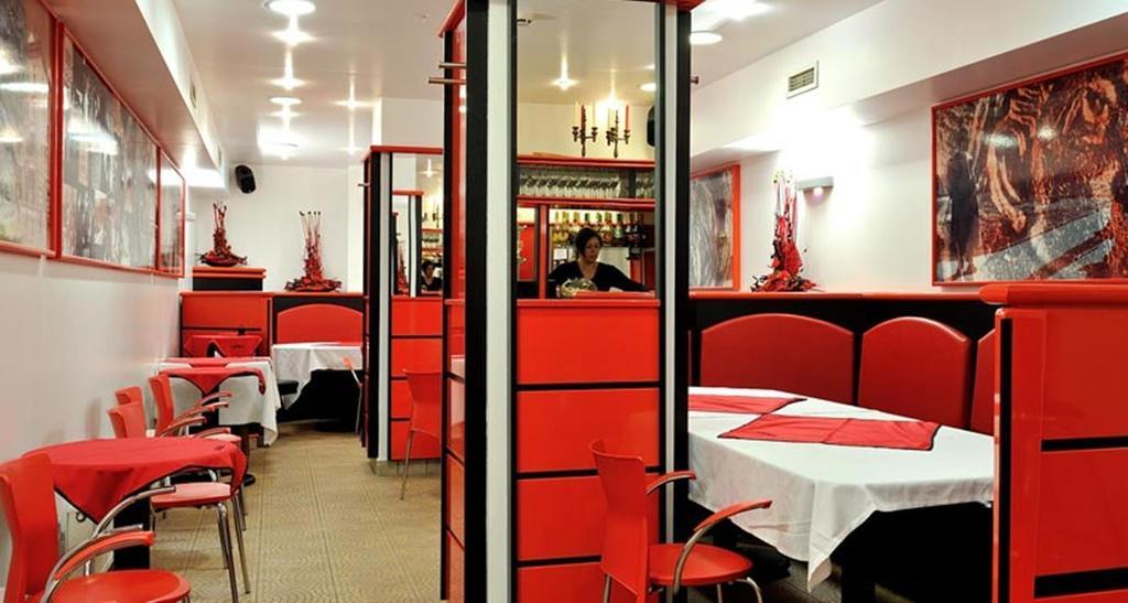 卡瓦哈兹角落酒店 Dunaújváros 外观 照片